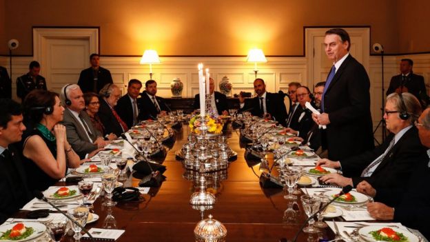 Jantar de Bolsonaro com Steve Bannon e Olavo de Carvalho
