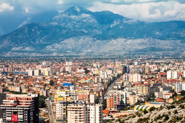 Pegunungan Alpen Albania terletak di sebelah utara Shkodra
