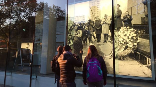 1970年西德總理勃蘭特向猶太受難者下跪道歉照片