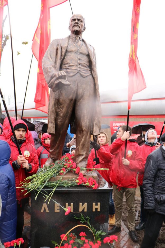Памятник Ленину у тракторного завода