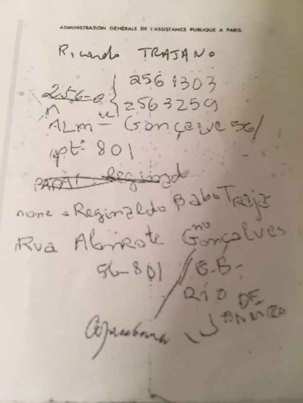 Bilhete escrito por Trajano no hospital, em que ele colocou o telefone dos pais e endereço