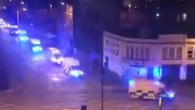Patrullas y ambulancias circulan por Manchester