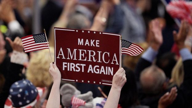 Un cartel de America First durante la campaÃ±a presidencial estadounidense de 2016.