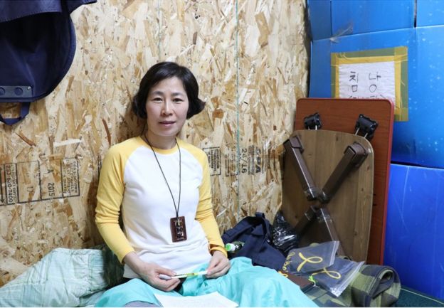 崔順花女士在世越號船難失去了17歲的兒子李昌賢，至今她仍每周五搭車從安山來首爾光化門廣場幫忙。