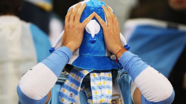 Un aficionado de Argentina cubriéndose el rostro en el Mundial de Sudáfrica.