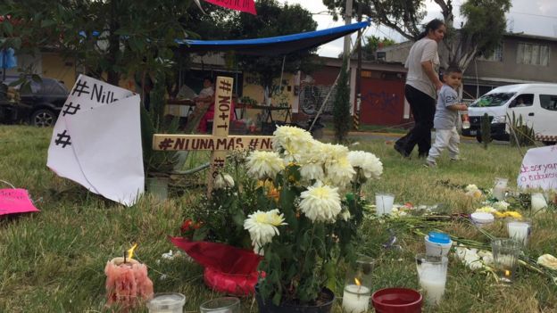 Memorial improvisado en medio de una avenida en Ecatepec.