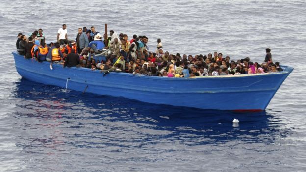 أرشيف- مهاجرون في قارب