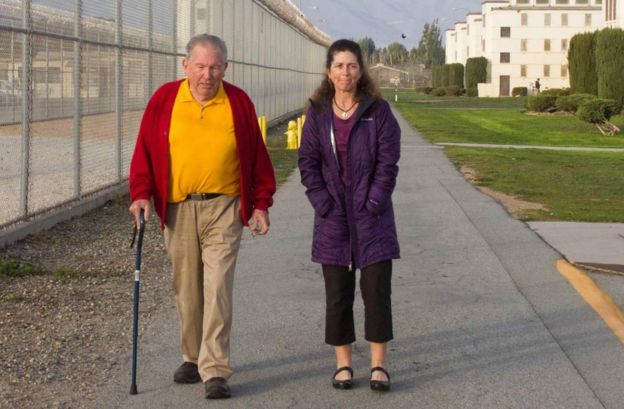 Jim y Denise visitando la cárcel