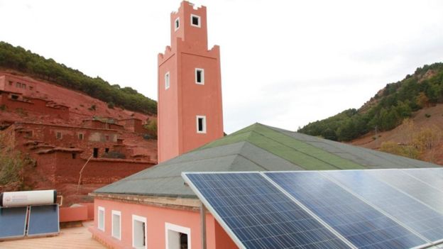 مسجد يضيء بلدة بأكملها بالطاقة الشمسية في المغرب _98130485_fe8545ed-7564-4760-ae67-2dad530e6455