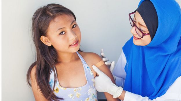 Menina sendo vacinada
