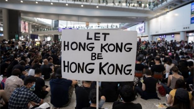 8月9日，香港机场示威人群