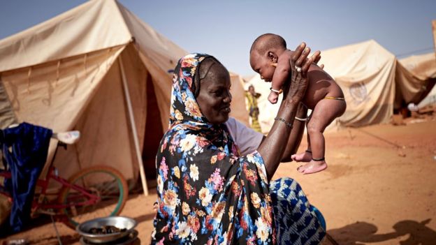 Una mujer juega con su niño en un campamento en Sévaré, Mali.
