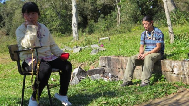 Cacica-geral Acuab sentada ao lado do filho, Cacique Guaiamá, na aldeia Polidoro