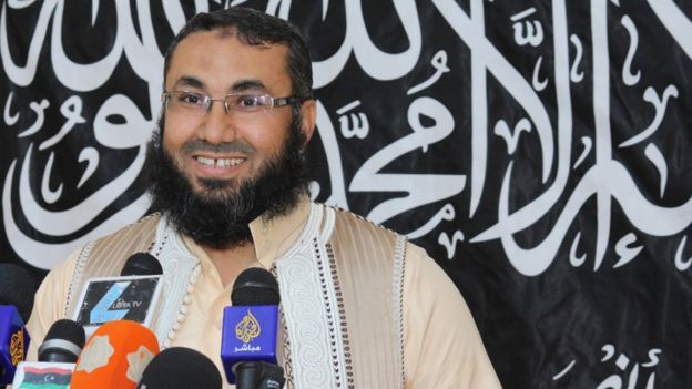 قدرت‌گرفتن اسلامگرایان موجب شد تا داعش نیز به سرعت در لیبی پایگاهی بیابد. در تصویر محمد زهاوی، رهبر انصار شریعت دیده می‌شود که در سال ۲۰۱۴ در بنغازی کنفرانس خبری برگزار کرد