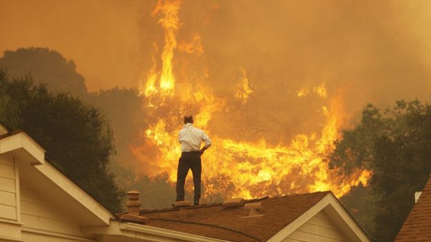 ABD'nin California eyaletinde bir adam, evinin çatısında yaklaşmakta olan yangını izlerken