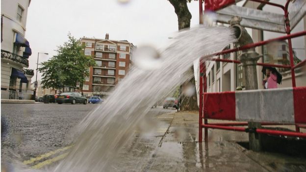 вода льется из трубы на улице Лондона
