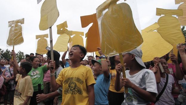 Crowds celebrate the return of the Balangiga bells to the Philippines