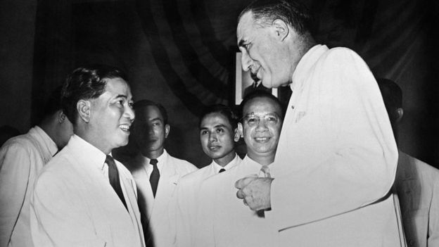 Cao ủy Pháp Henri Hoppenot (phải) chúc mừng Tổng thống Ngô Đình Diệm ngày thành lập đệ nhất VNCH tháng 10/1955