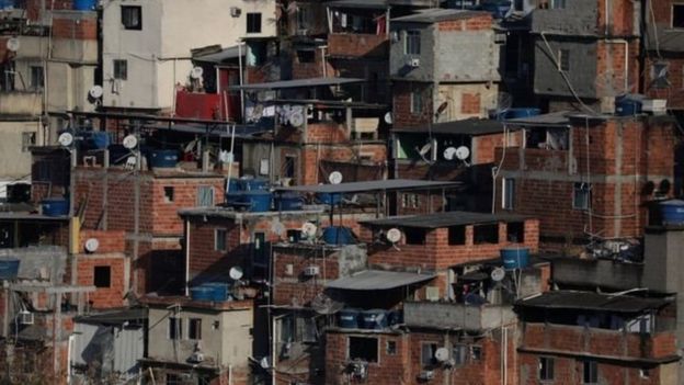 Casas em favela no Brasil