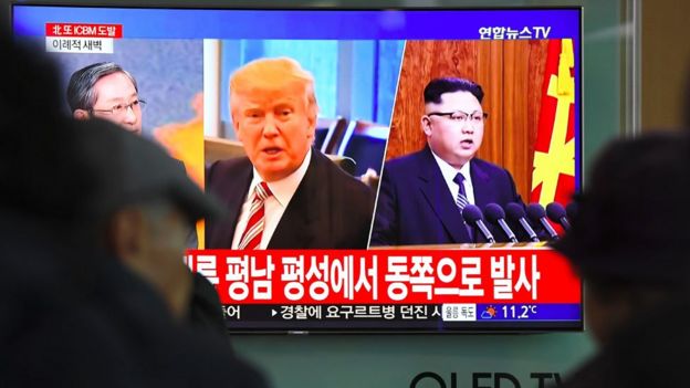 Trump y Kim en una televisión en Seúl.