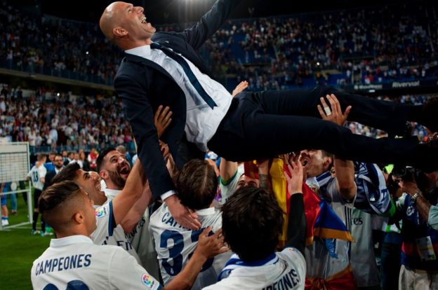 Zinane es levantado por jugadores de Real Madrid
