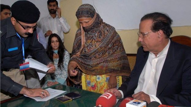 ஆளுநர் சல்மான் டசீரை சந்தித்தபோது, அசியா பீபியின் கைநாட்டை வாங்கும் காவல்துறை அதிகாரி