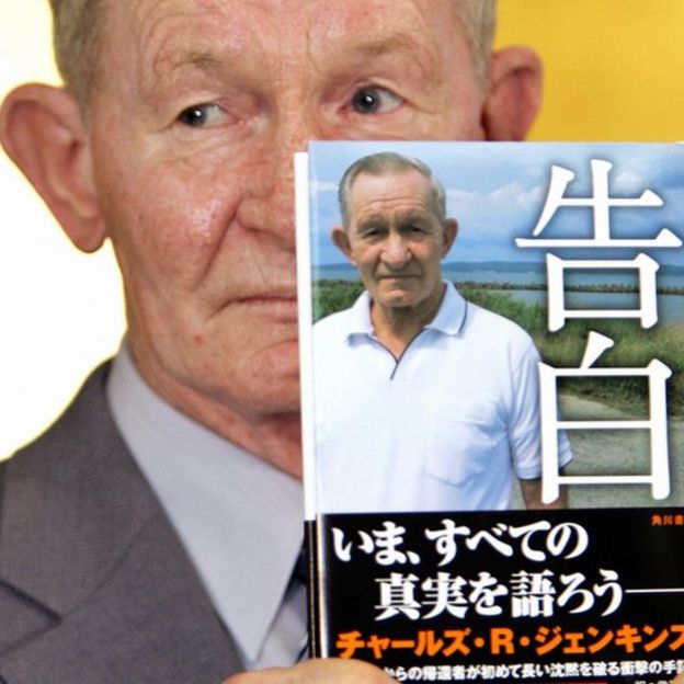 Charles Jenkins con su libro publicado en japonés