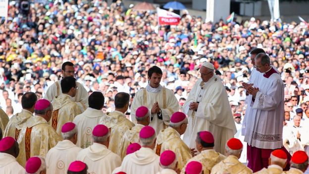 Pope Francis arrives to hold the holy mass at the Fatima Sanctuary, in Leiria, Portugal, 13 May 2017