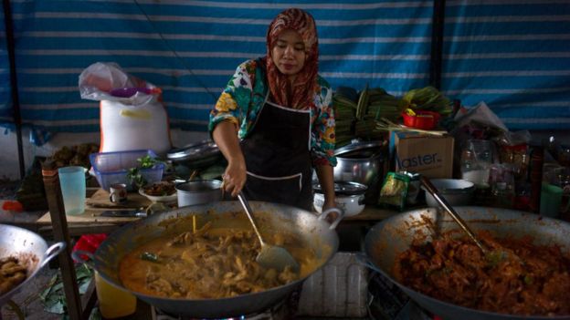 Una mujer musulmana en Kuala Lumpur.