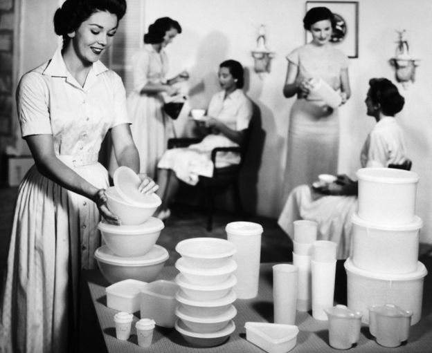 Una festa di Tupperware in una casa americana nel 1950