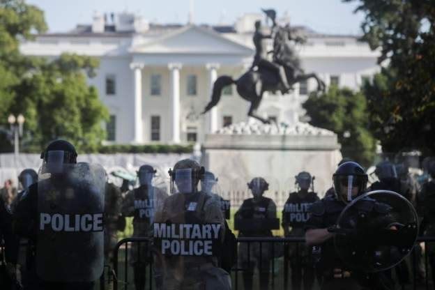 Полиция перед Белым домом