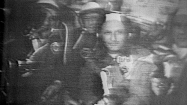 Американский и российский экипажи на борту "Аполлона" во время совместного полета в 1975 году