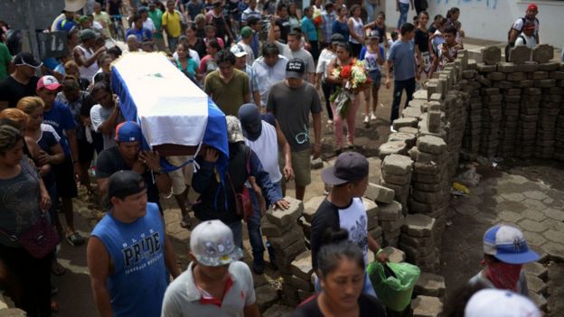 Un entierro en medio de las protestas en Nicaragua.