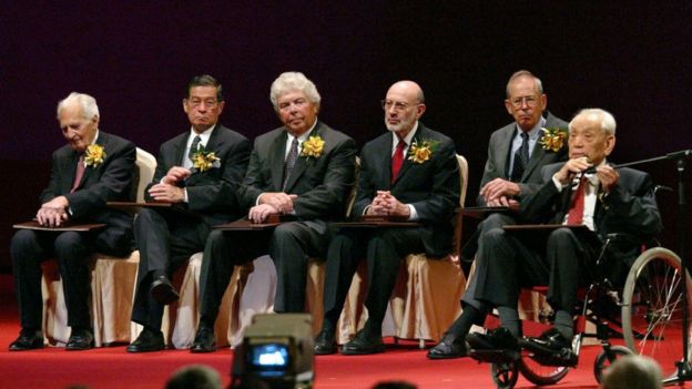 Richard Doll (primero desde la izquierda) en la ceremonia del Premio Shaw de 2004 en Hong Kong.