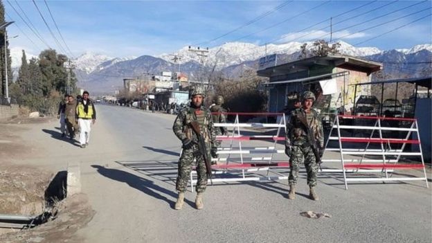 পাকিস্তান আফগানিস্তান সীমান্তে প্রহরীদের কড়া নজরদারি।