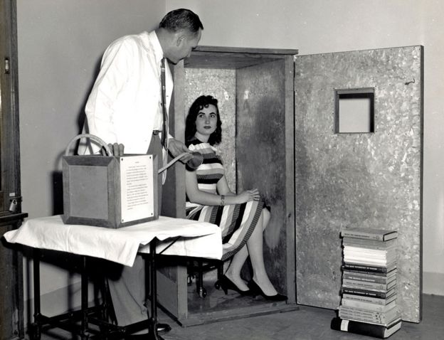 Mulher dentro de acumulador de orgone criado por Reich