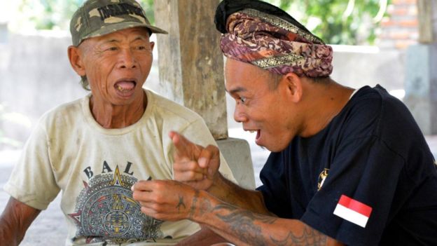Imagem mostra homens de vila na Indonésia se comunicando pela linguagem de sinais chamada Kata Kolok