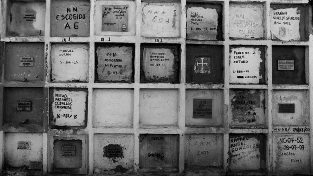 Bóvedas de NN y otros cuerpos en el cementerio de Puerto Berrío.