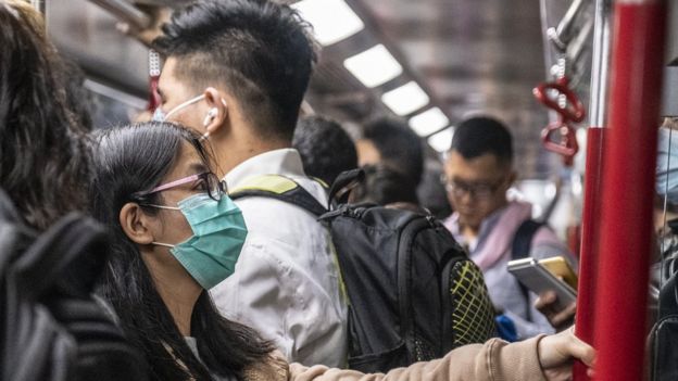 Vuhan metrosundan bir kare. Toplu taşıma araçları, çok sayıda insanın sıkışık bir ortamda bulunması nedeniyle virüslerin bulaşmasını kolaylaştırıyor
