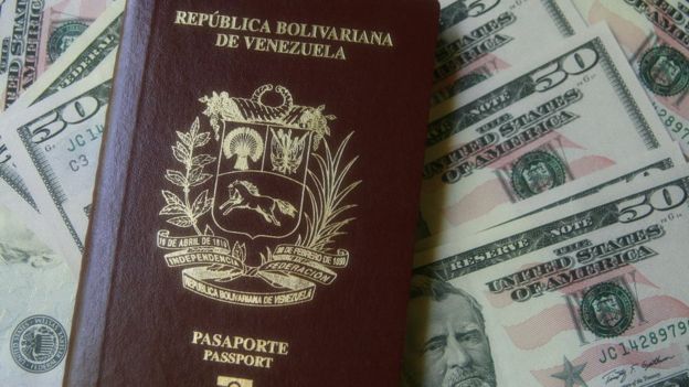 Pasaporte de Venezuela con billetes de dÃ³lar