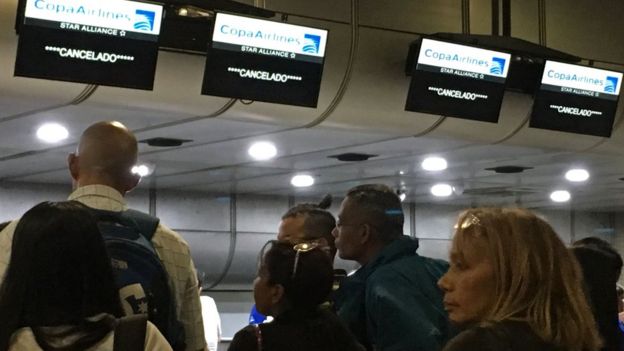 Muchos pasajeros se enteraron en el aeropuerto de la cancelación de vuelos de Copa. Foto: AFP