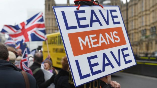 "Irse significa irse", dice un cartel en una protesta para exigir que se produzca la salida de Reino Unido de la Unión Europea