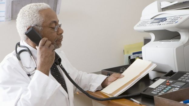 Médico consultando documentos