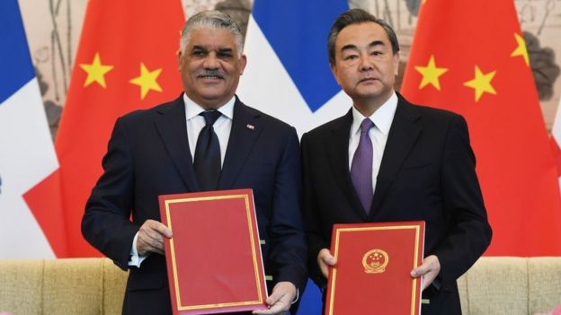 El ministro de Exteriores de República Dominicana, Miguel Vargas, y su homólogo de China, Wang Yi.