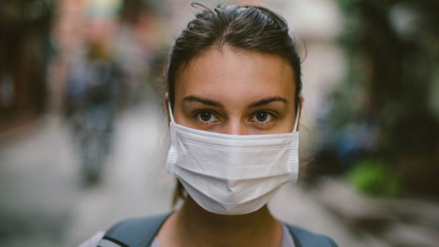 Mujer con una mascarilla