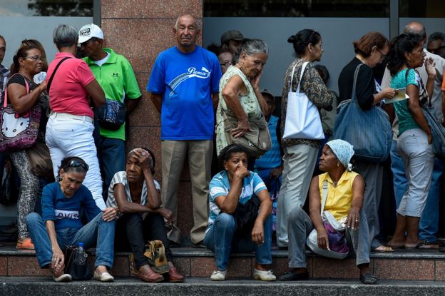 Gente esperando en cola en Caracas