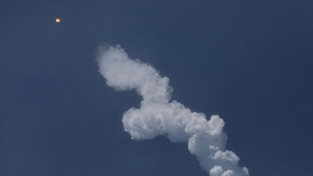 Estela que dejó el cohete Falcon 9