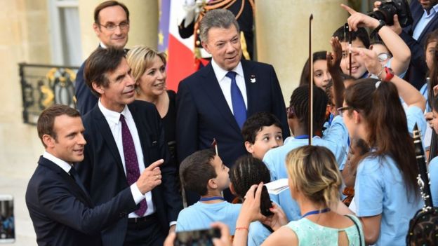 Durante el año Colombia-Francia hubo varios eventos que reunieron a los mandatarios de ambos países. En la imagen, el presidente francés Emmanuel Macron y su homólogo colombiano Juan Manuel Santos hablando con estudiantes de música en París.