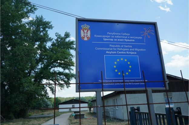 Cartel en la entrada de Krnjaca, Serbia.