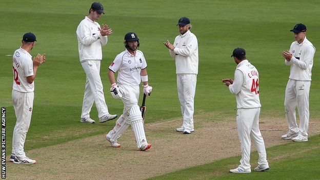 Glamorgan gave Warwickshire's Ian Bell a guard of honour as he ended his last first-class innings before retirement with 90